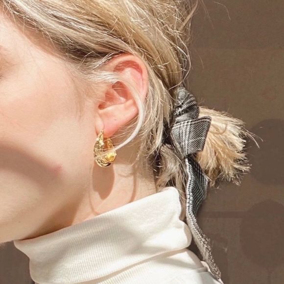 CLOSING SALE! 💫18K Gold Plated Hammered Bold Hoop Earrings - Picture 5 of 8